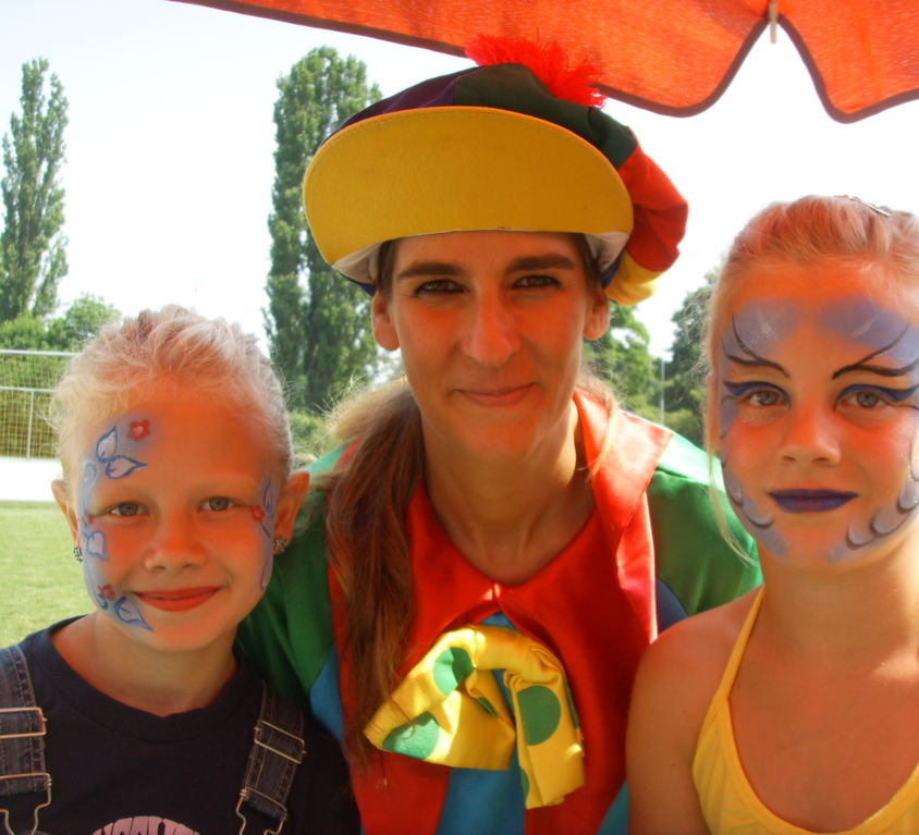 Kinderschminken und Glitzertattoos